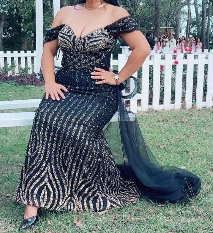 Selling this black and gold zebra print off-the-shoulder maxi dress with a flowy skirt #prom #eveningwear #formal